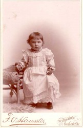 Antique photo of Fedora Pottle and her doll