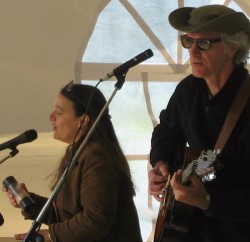 Karen Savoca and Pete at the Ottawa Folk Festival 2007